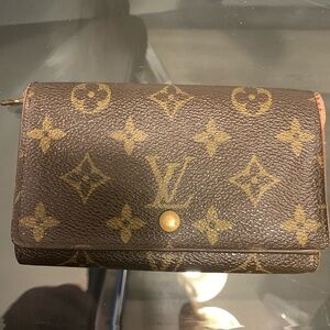 Louis Vuitton wallet previously used good condition right side stitch shown